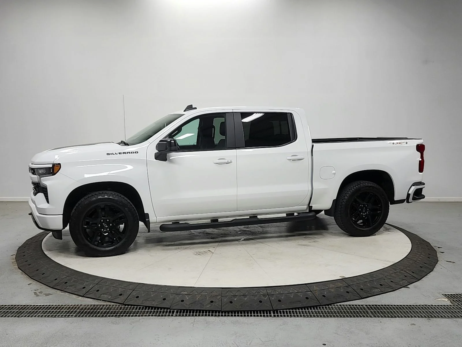Used 2023 White Chevrolet RST image 4