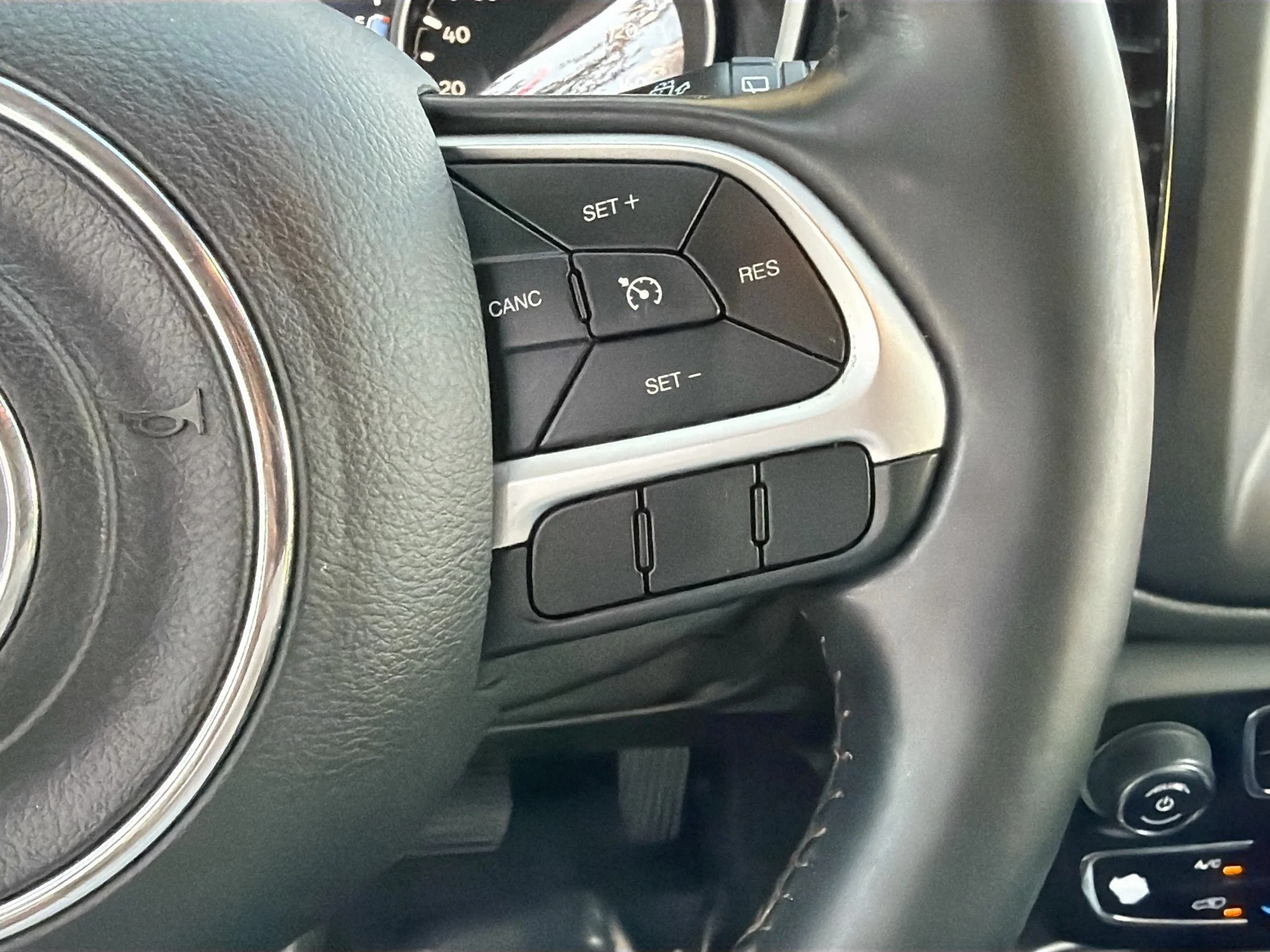 Used 2018 Redline Pearlcoat Jeep Latitude image 37
