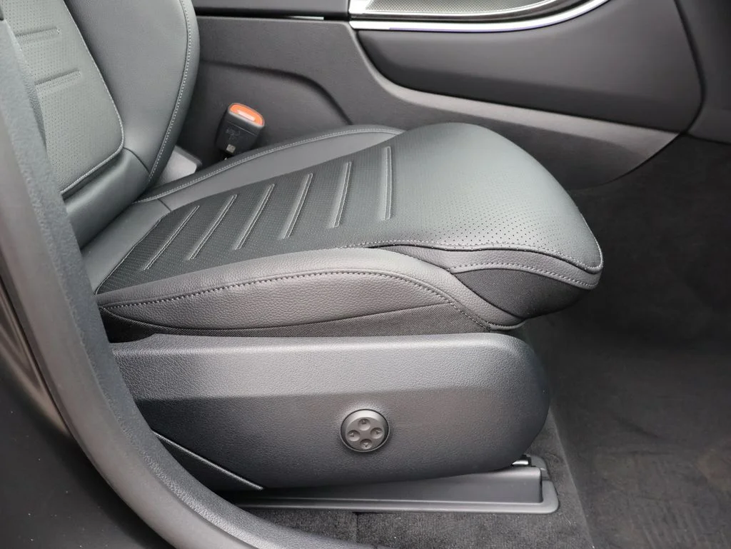 New 2026 MANUFAKTUR Graphite Gray Magno Mercedes-Benz GLC 300 image 12