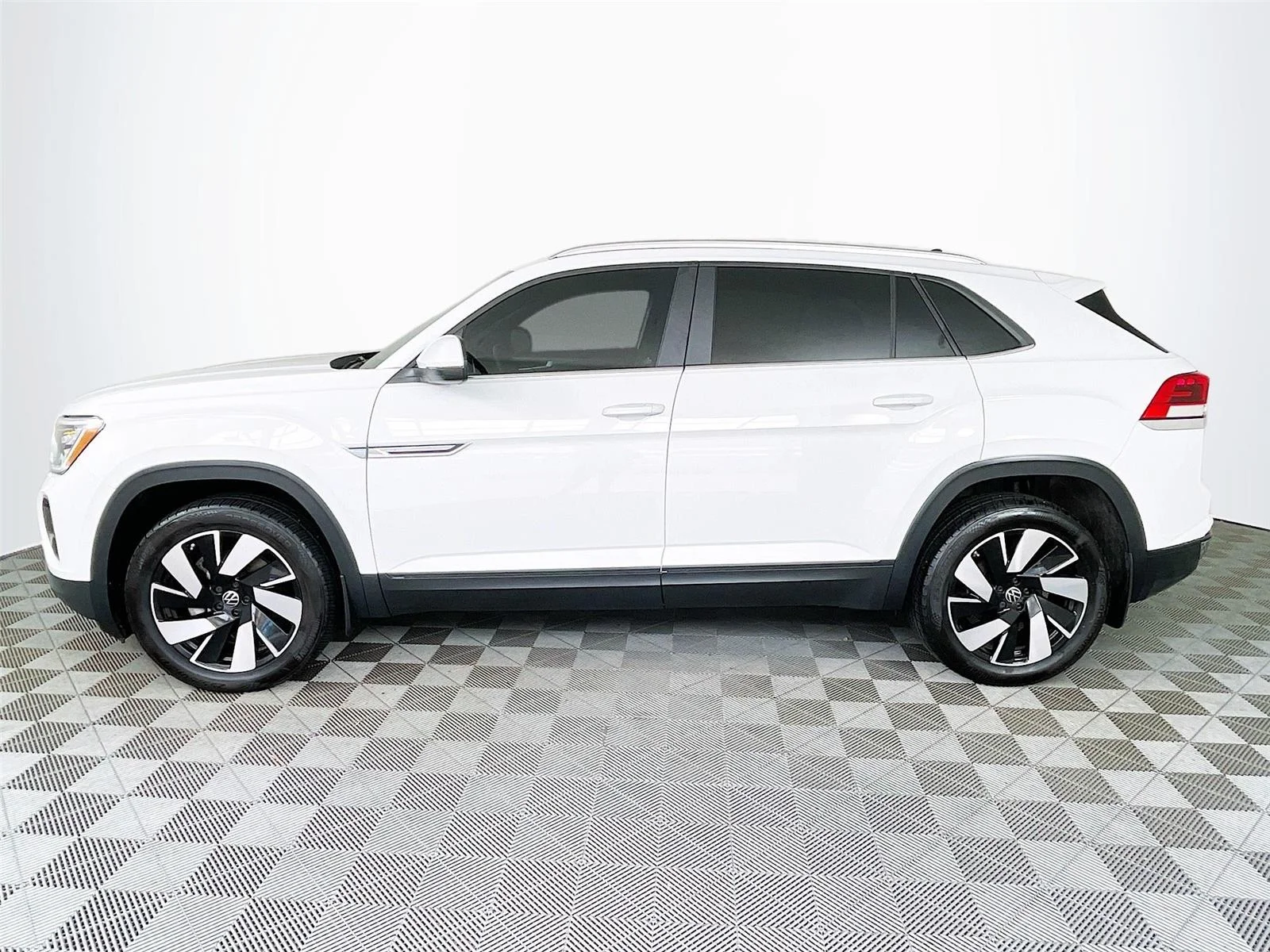 Used 2024 Pure White Volkswagen 2.0T SE w/Technology image 4