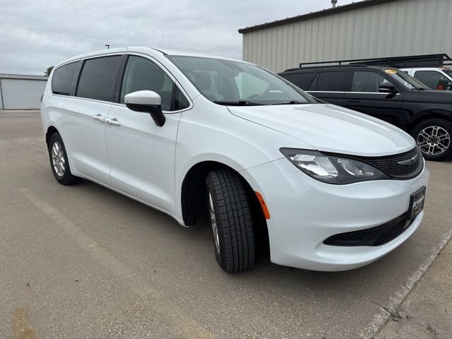 2023 Chrysler Voyager LX's photo