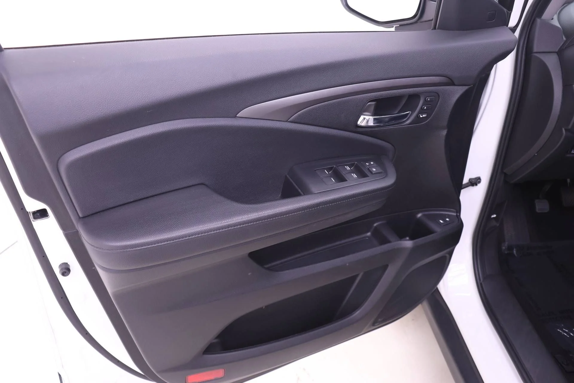 Used 2021 White Honda EX-L image 9