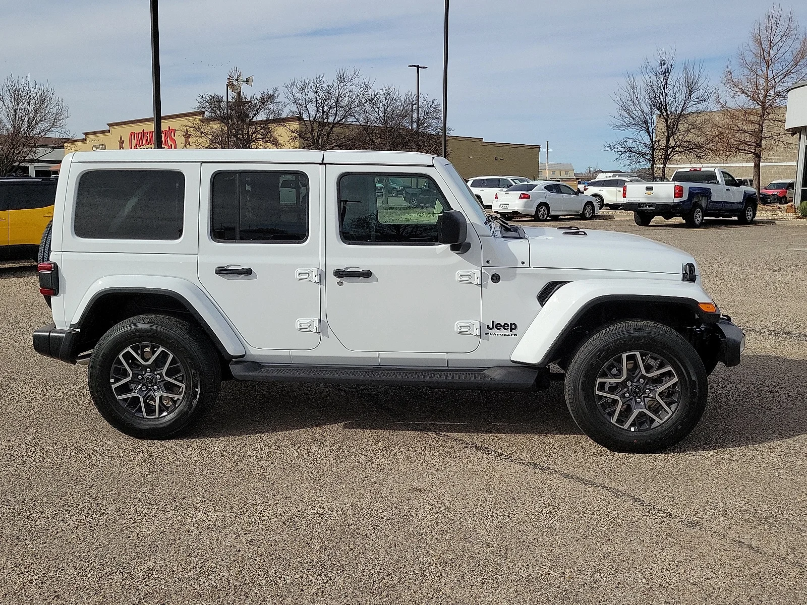 New 2026 PW7 Bright Whit Jeep 4-DOOR SAHARA image 5