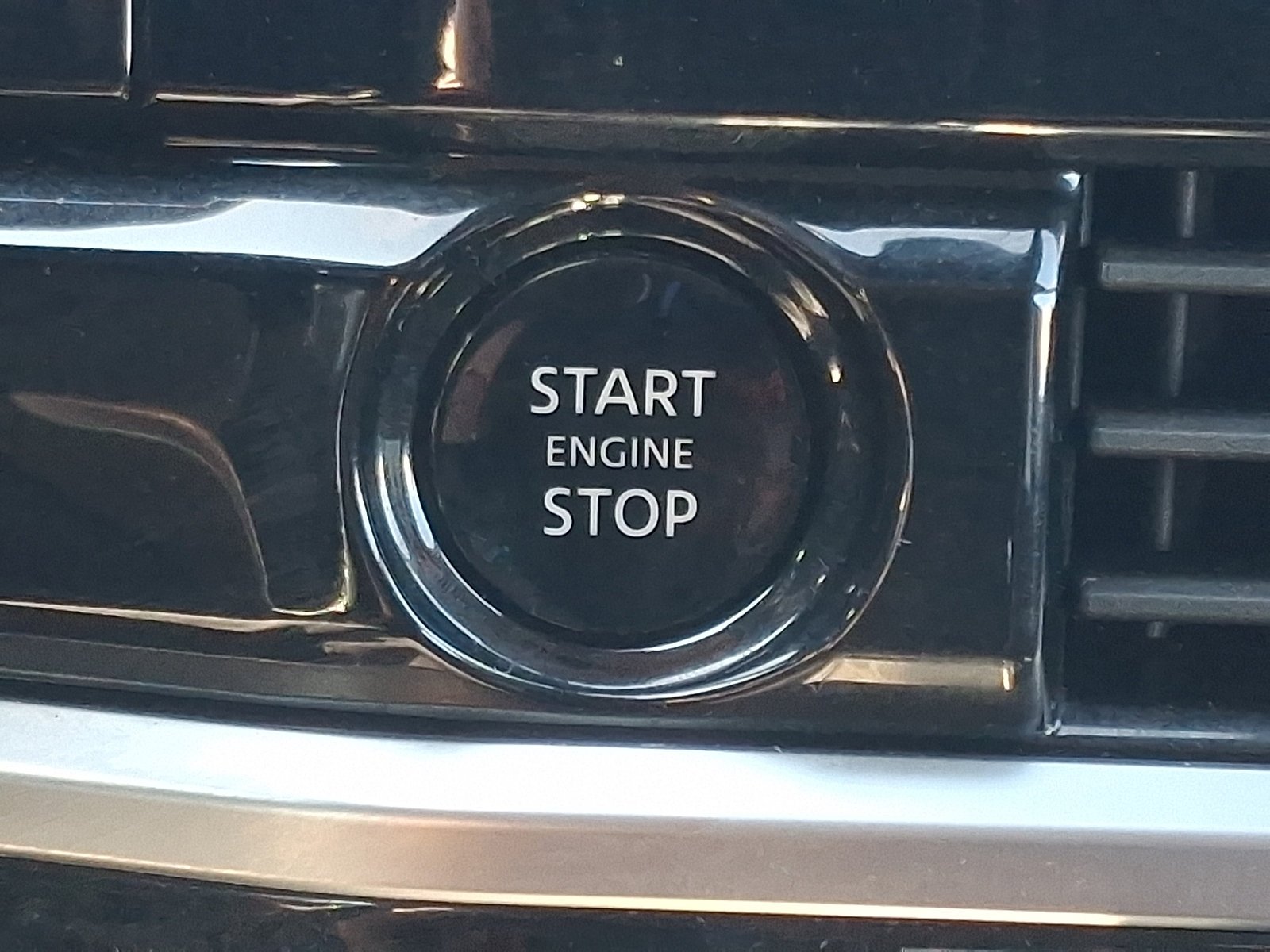 2025 Nissan Pathfinder SV - Photo 26