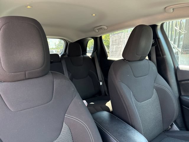 Used 2020 Billet Silver Metallic Clearcoat Jeep Latitude image 25