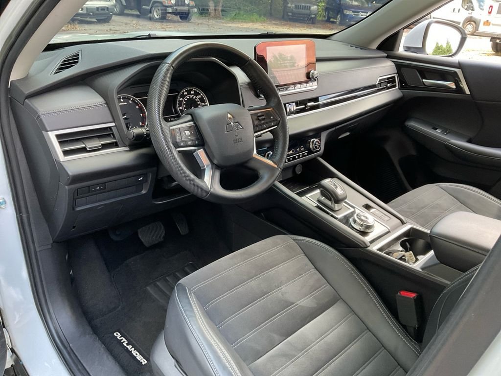 Used 2023 White Mitsubishi SE Special Edition image 22