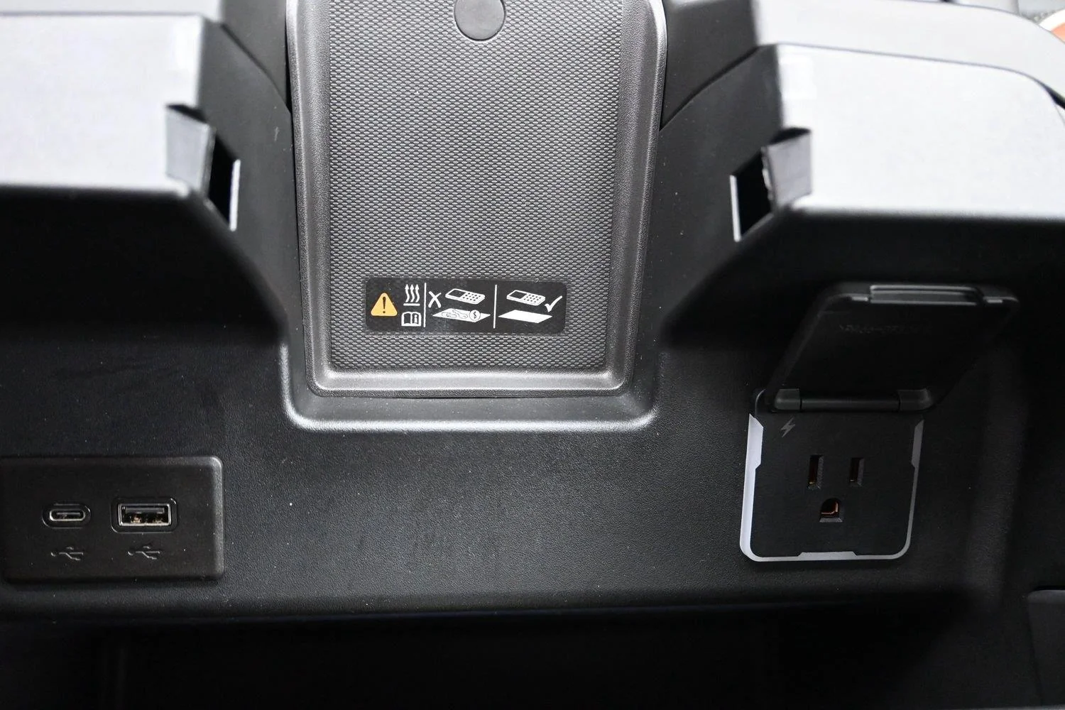 Used 2025 Onyx Black GMC Denali Ultimate image 36