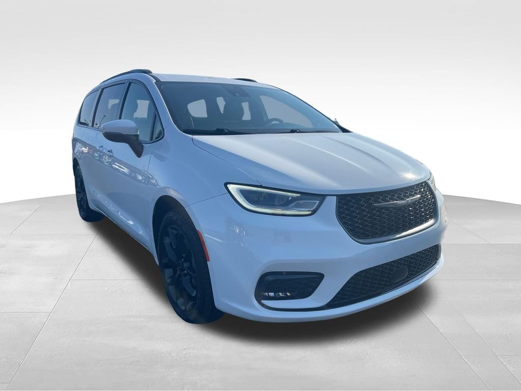 Used 2023 White Chrysler Touring L image 7