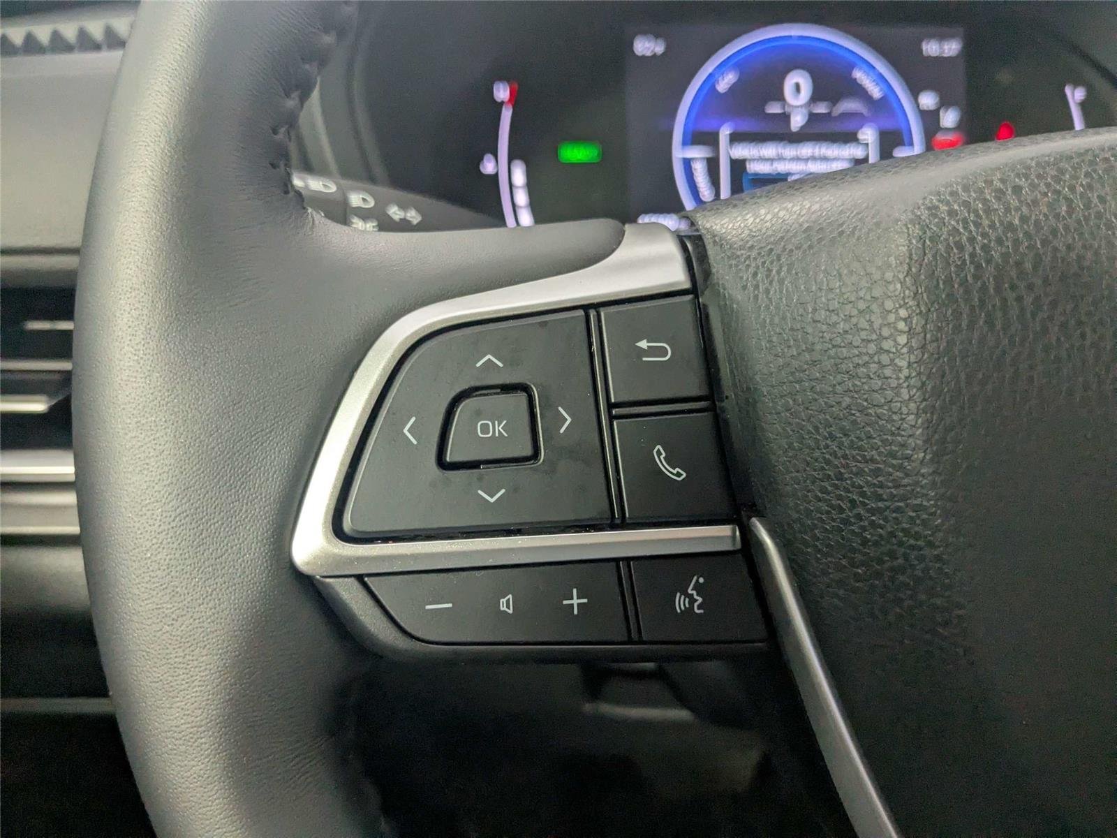 Used 2025 Midnight Black Metallic Toyota XLE image 18