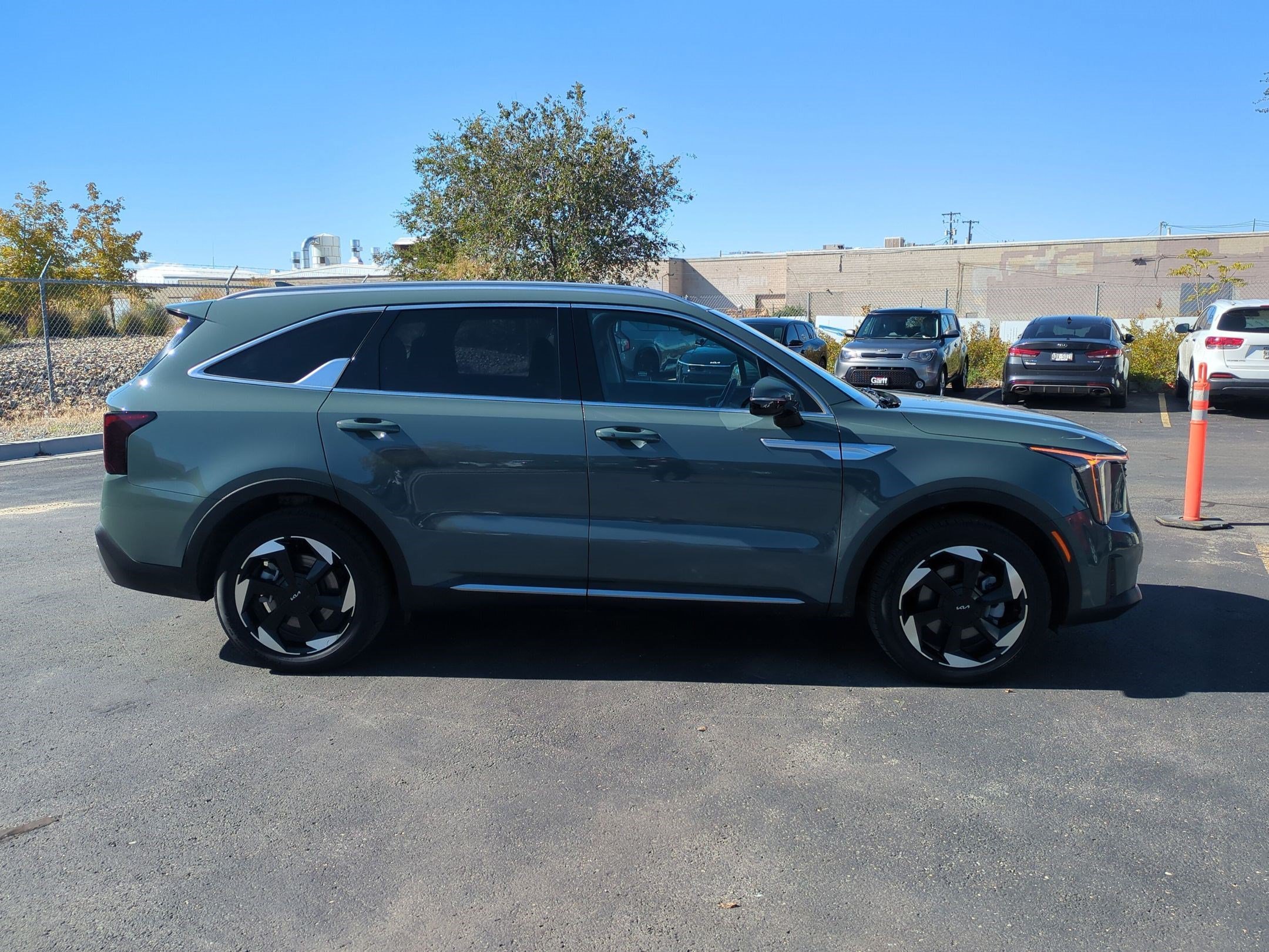 Used 2025 Cityscape Green Kia EX image 6