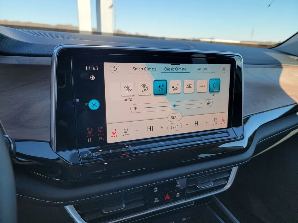 New 2026 White Volkswagen 2.0T SE w/Technology image 37