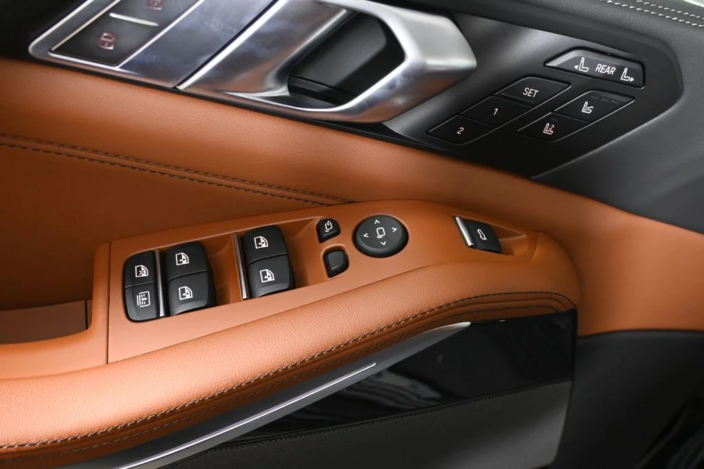 Used 2027 Black BMW M60i image 30