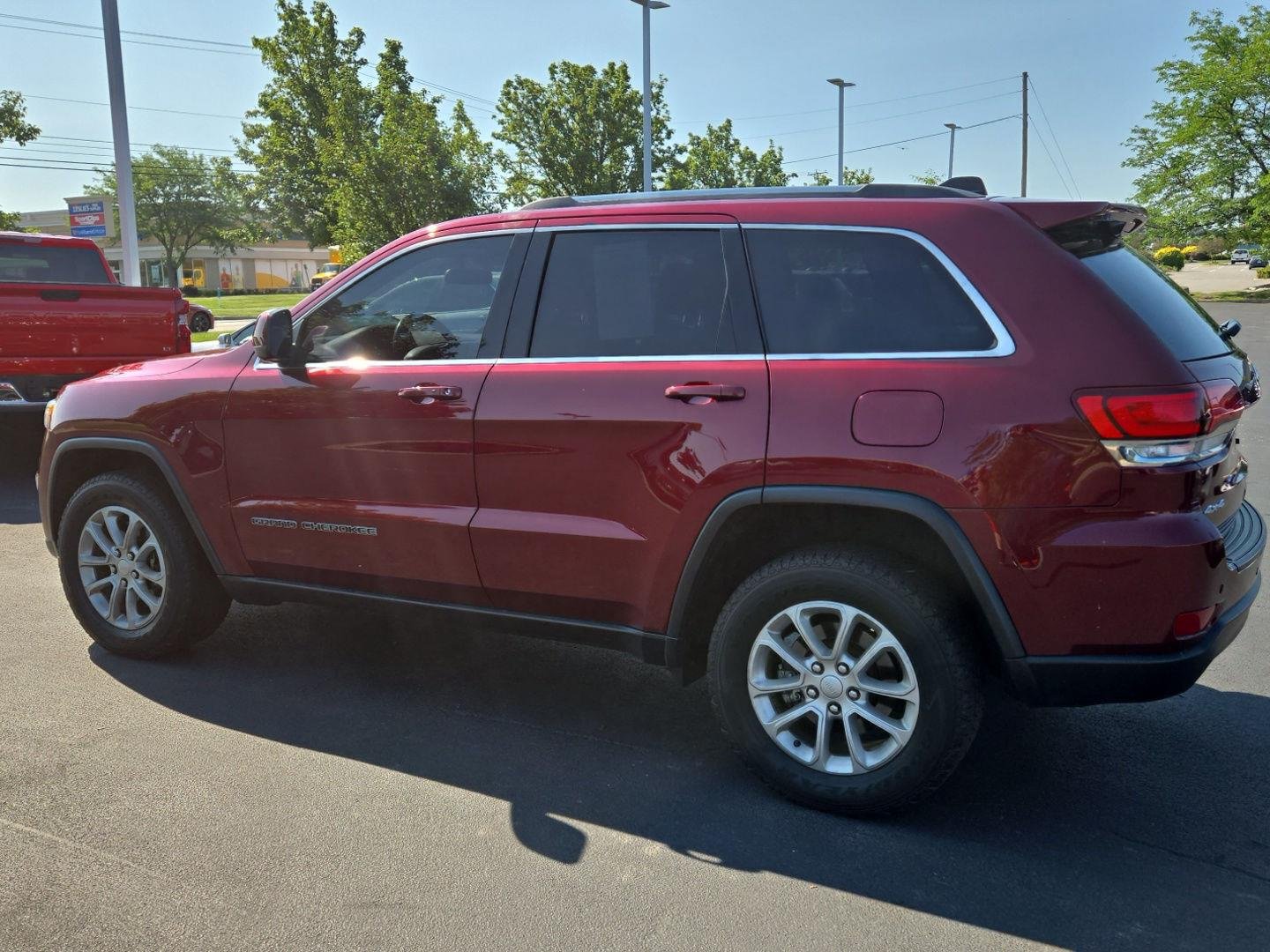Used 2021 Velvet Red Pearlcoat Jeep Laredo E image 4