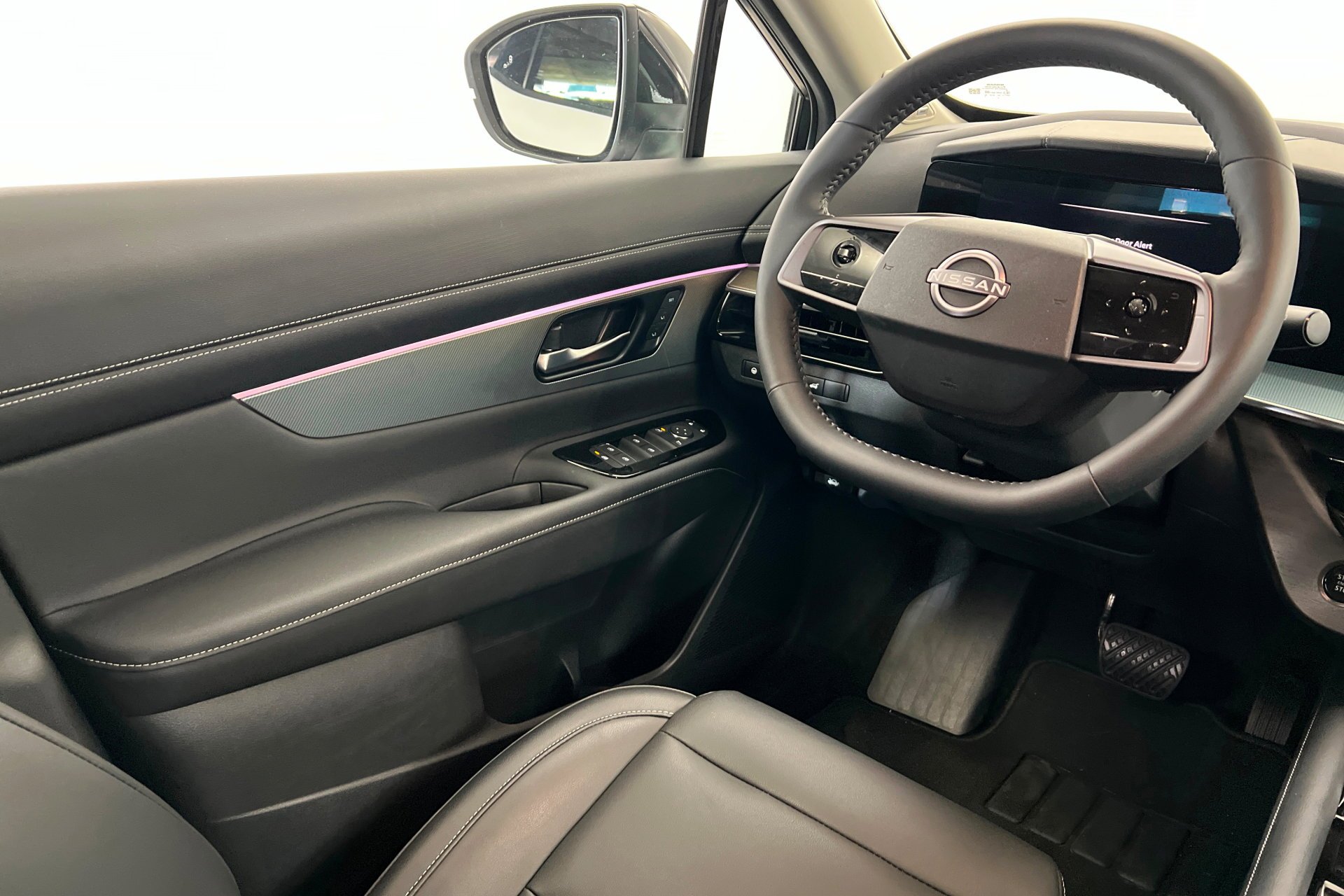 Used 2025 Everest White Pearl Tricoat Nissan SL image 12