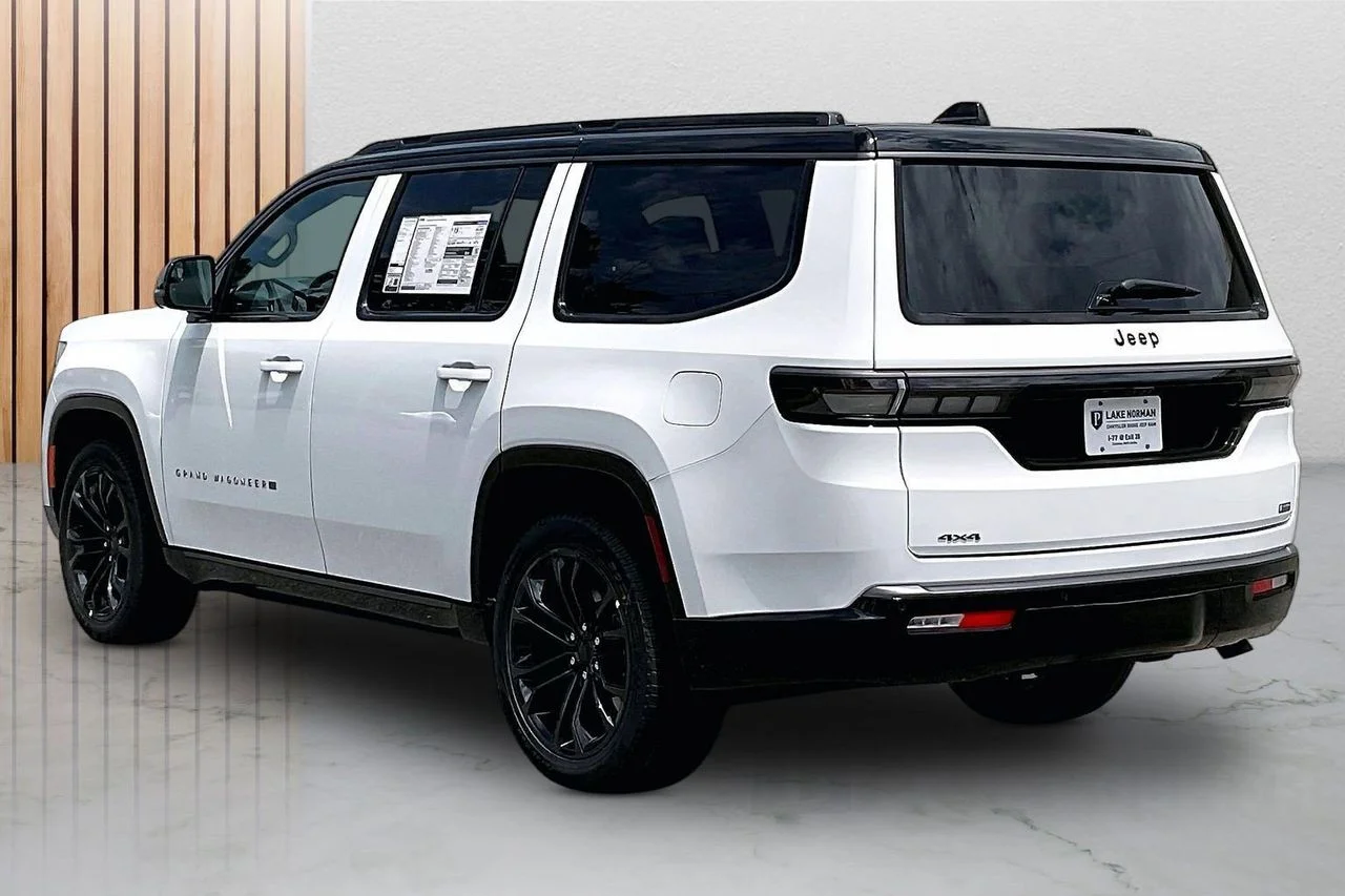 New 2026 Bright White Clear-Coat Exterior Paint Jeep Summit Obsidian image 7