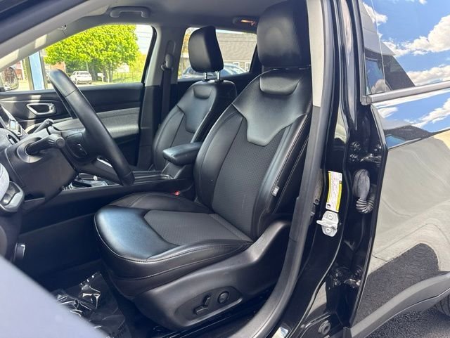 Used 2022 Black Jeep Latitude image 10