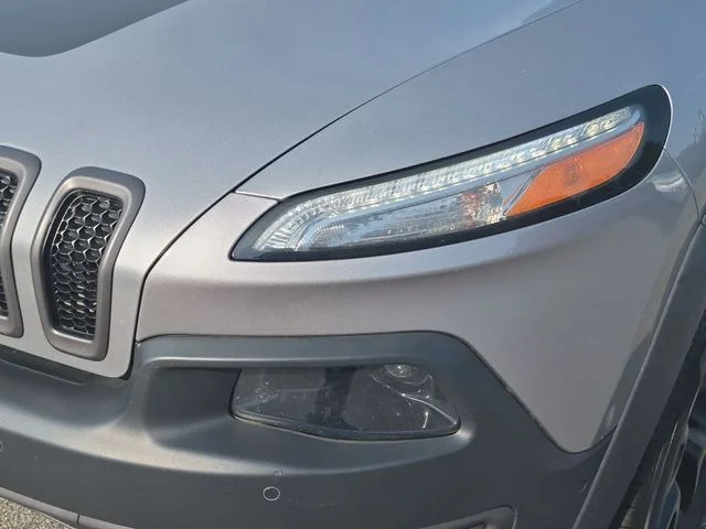 Used 2018 Silver Jeep Trailhawk image 9
