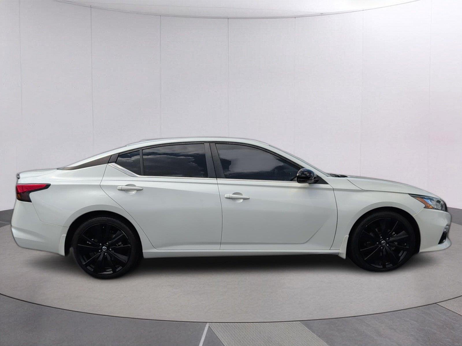 Used 2022 Pearl White TriCoat Nissan 2.5 SR image 6