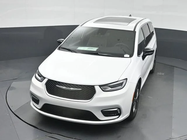 New 2026 Bright White Clear-Coat Exterior Paint Chrysler Limited image 41