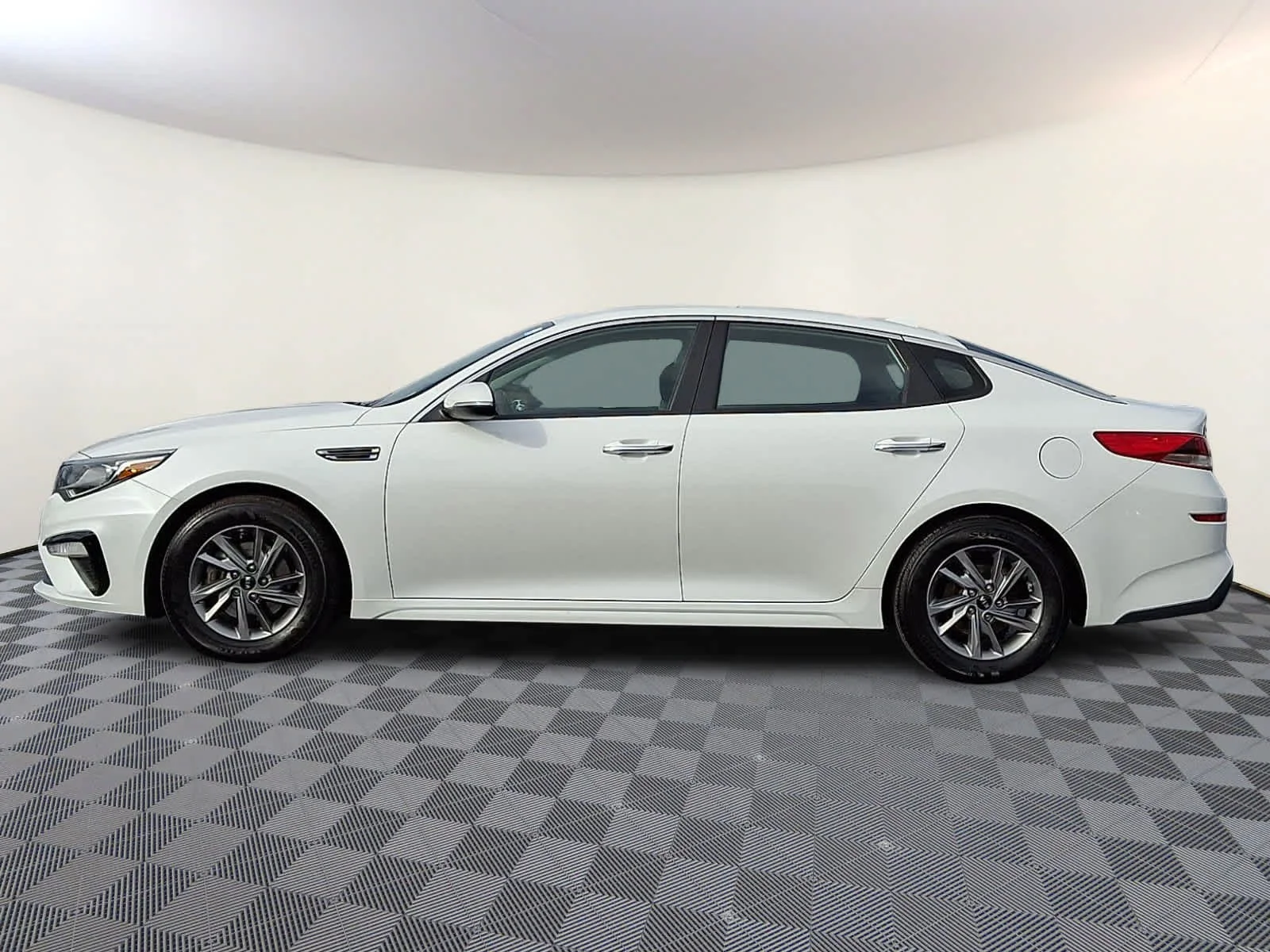Used 2019 Snow White Pearl Kia LX image 8