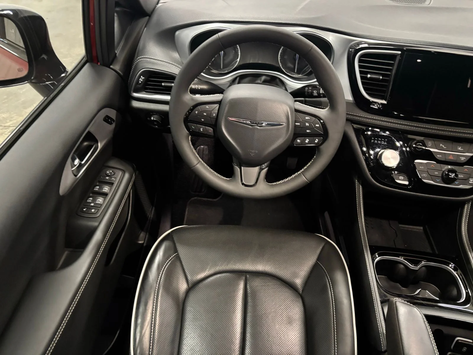 Used 2025 Red Chrysler Limited image 12