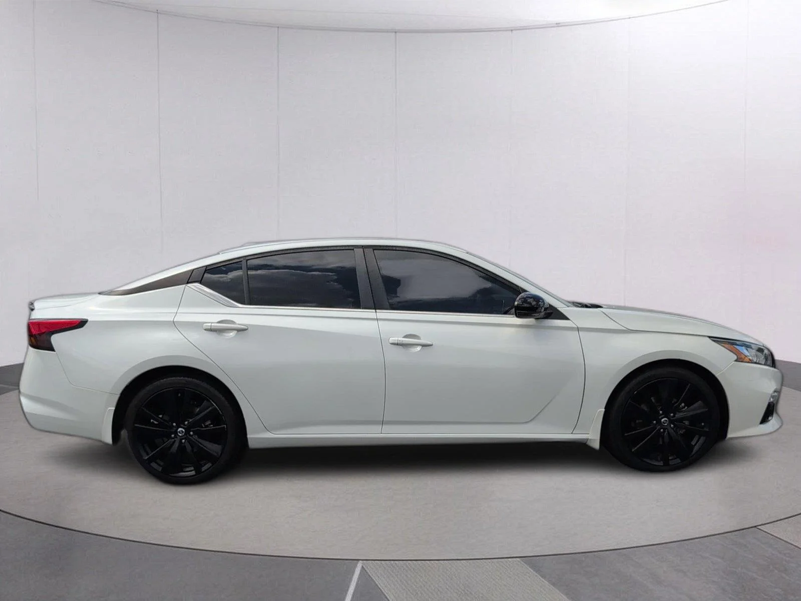 Used 2022 Pearl White TriCoat Nissan 2.5 SR image 6