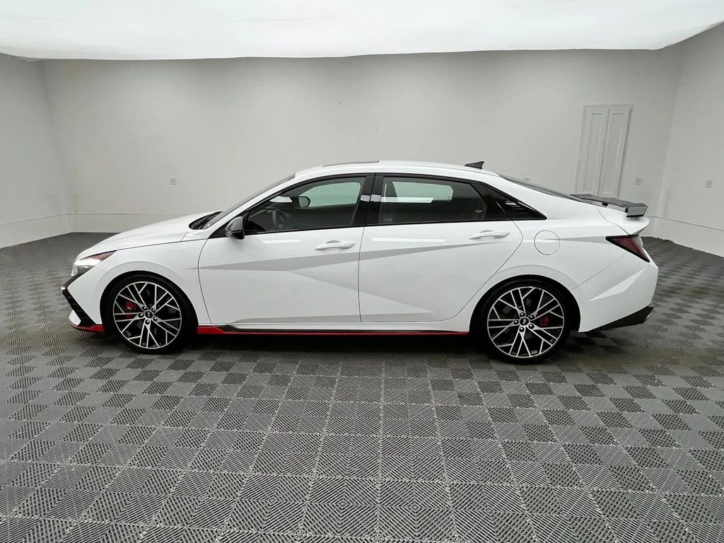 Used 2022 White Hyundai Base image 11
