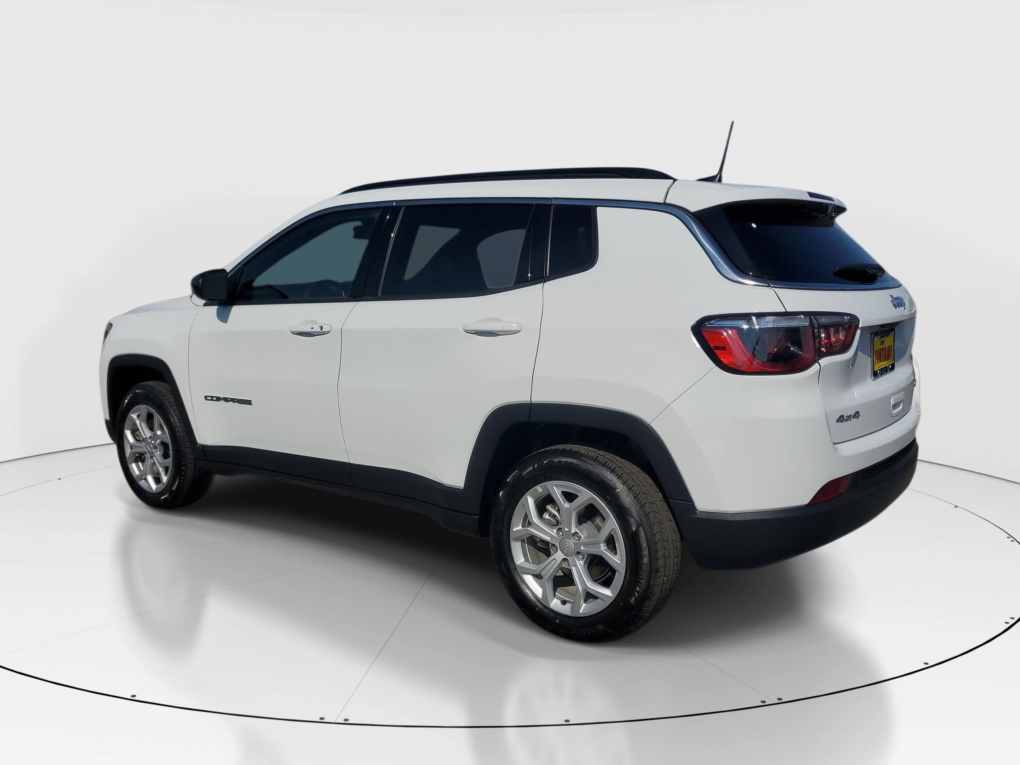 Used 2024 White Jeep Latitude image 3