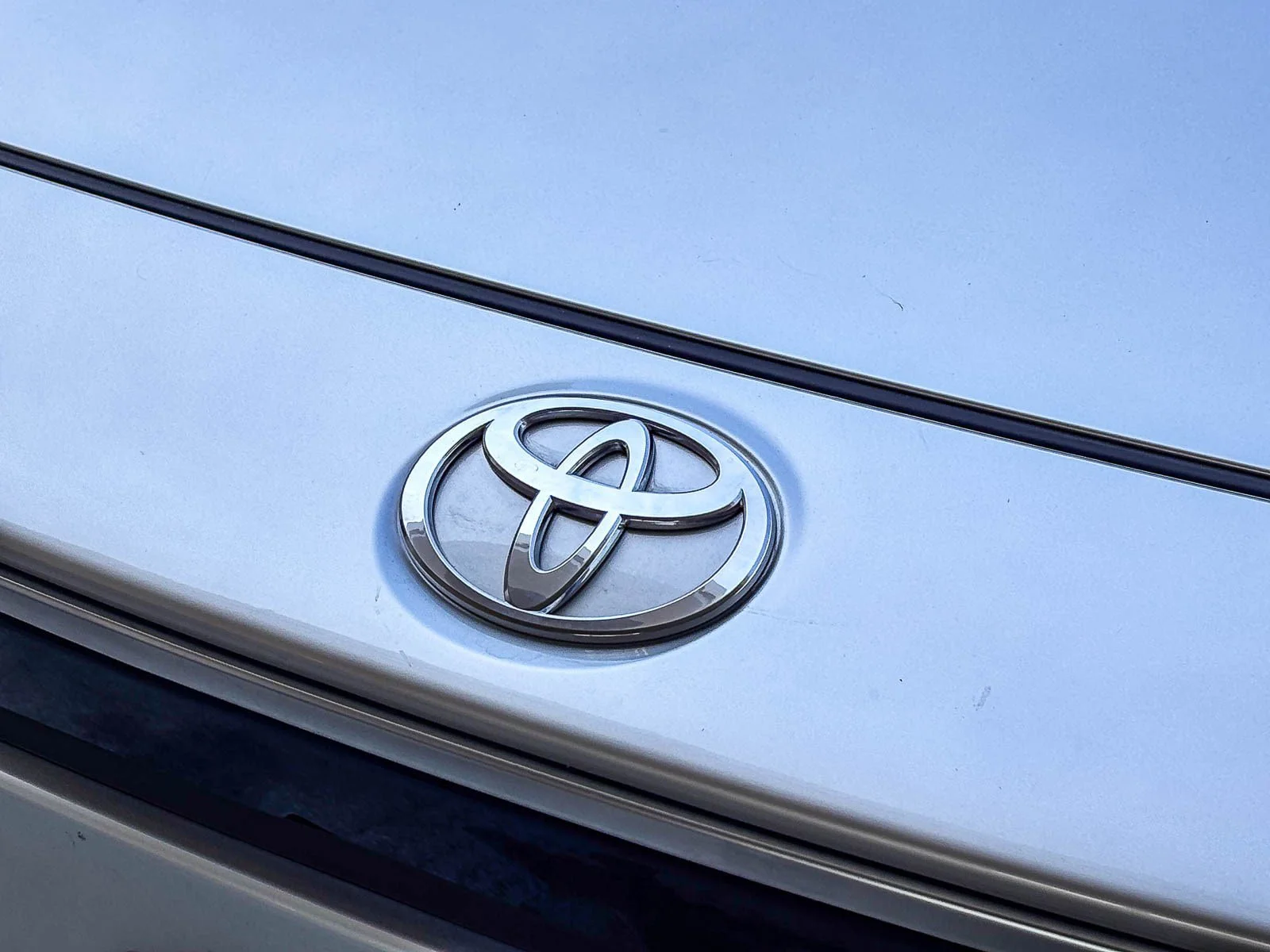 Used 2025 Silver Metallic Toyota XLE image 9