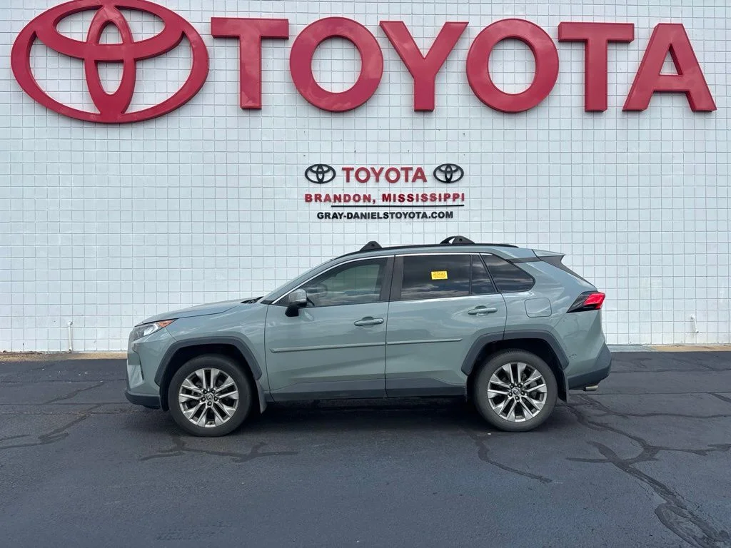 Used 2021  Toyota XLE Premium image 3