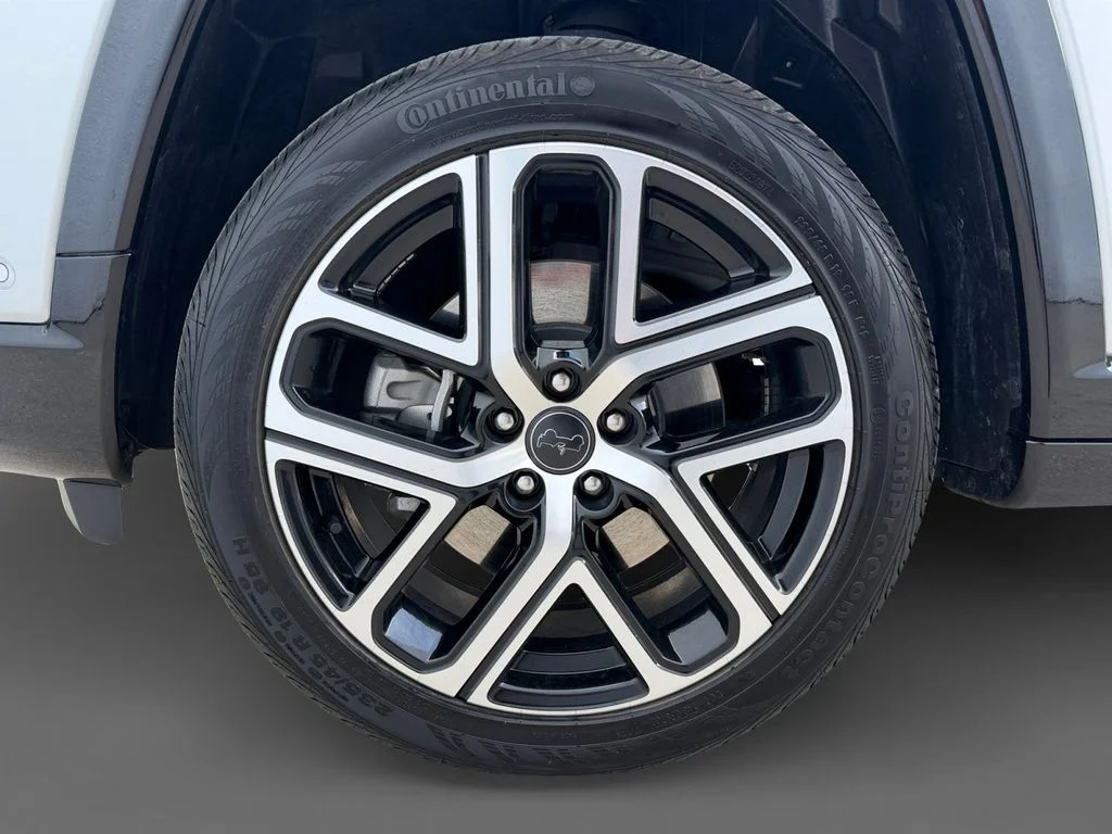 Used 2025 Silver Jeep Limited image 15