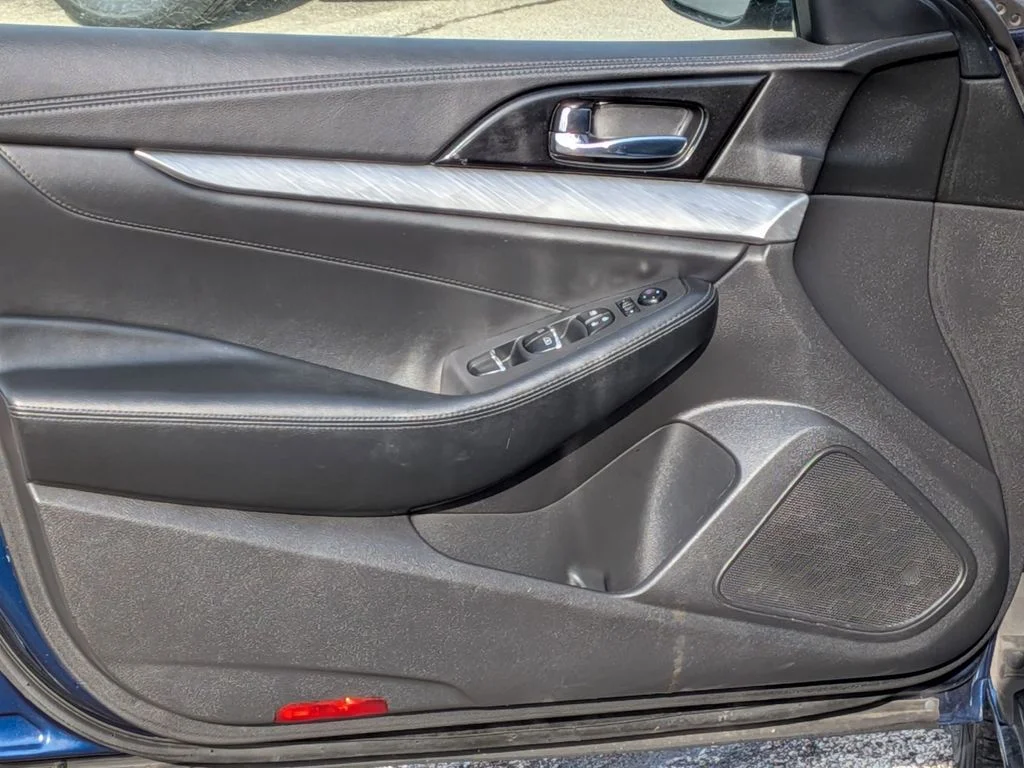 Used 2017 Blue Nissan 3.5 S image 12