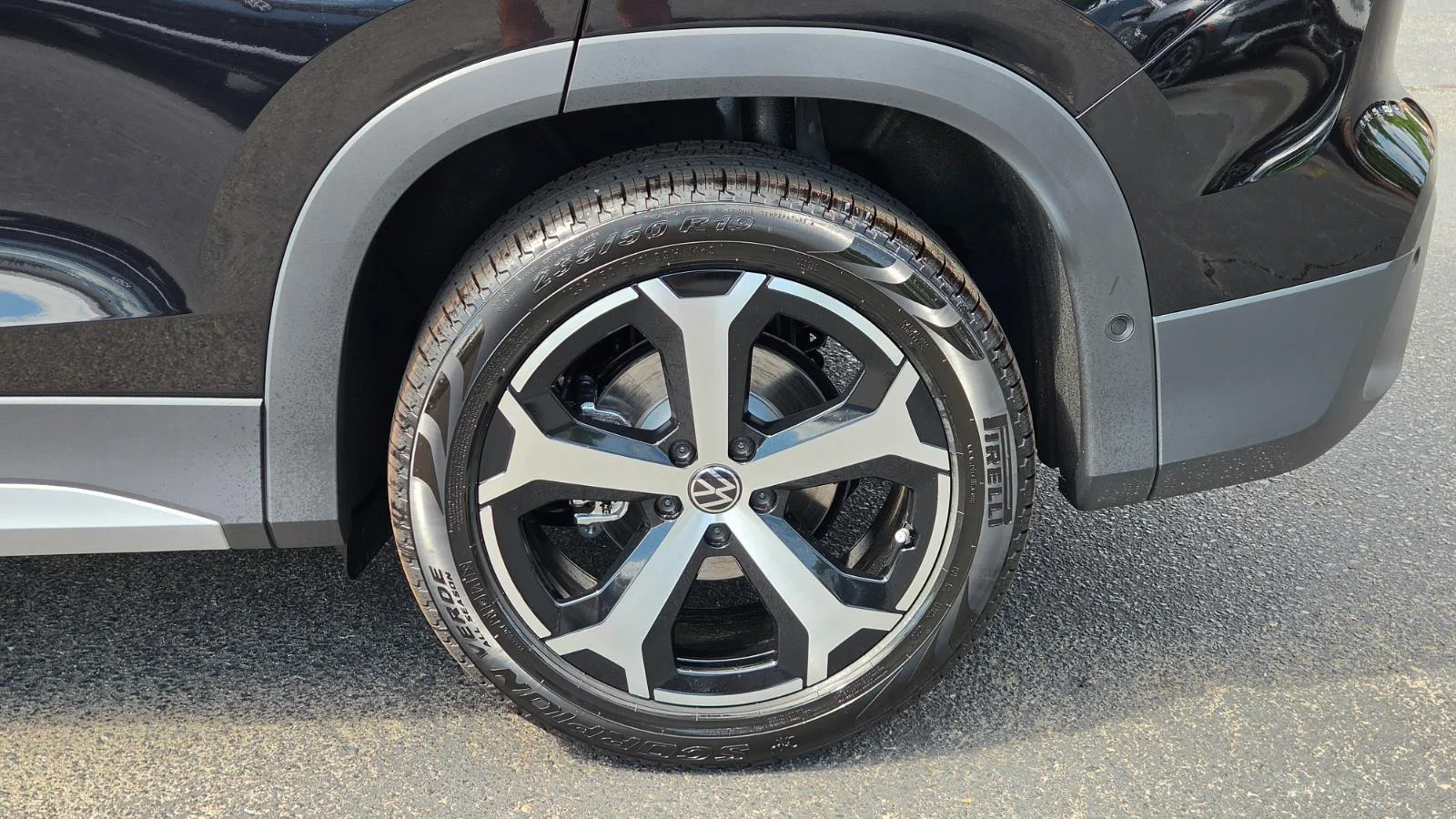 New 2026 Deep Black Pearl Volkswagen SE image 15
