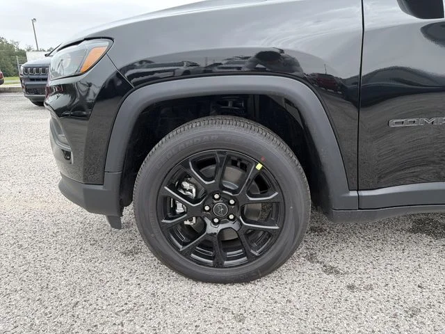 New 2026 Diamond Black Crystal Pearl-Coat Exterior Paint Jeep Latitude image 32