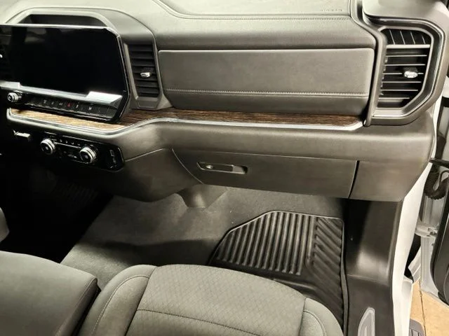 Used 2025 White GMC SLE image 20