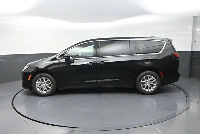 New 2027 Diamond Black Crystal Pearl-Coat Exterior Paint Chrysler Select image 6