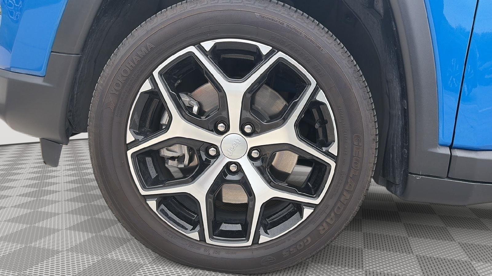 Used 2024 Hydro Blue Pearlcoat Jeep Limited image 9