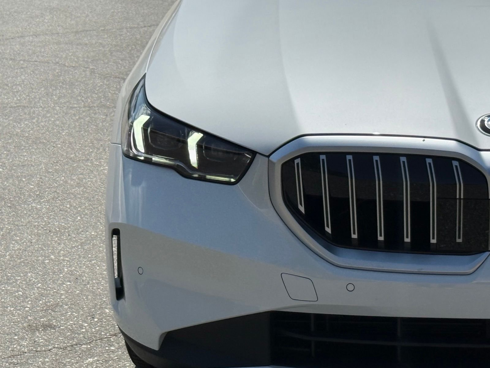 New 2027 Mineral White Metallic BMW 530i xDrive image 13