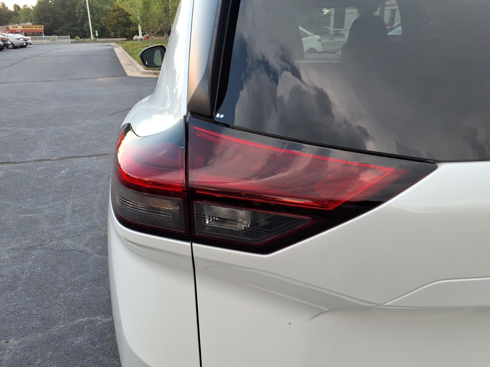 Used 2025 Everest White Pearl Nissan Rock Creek image 16