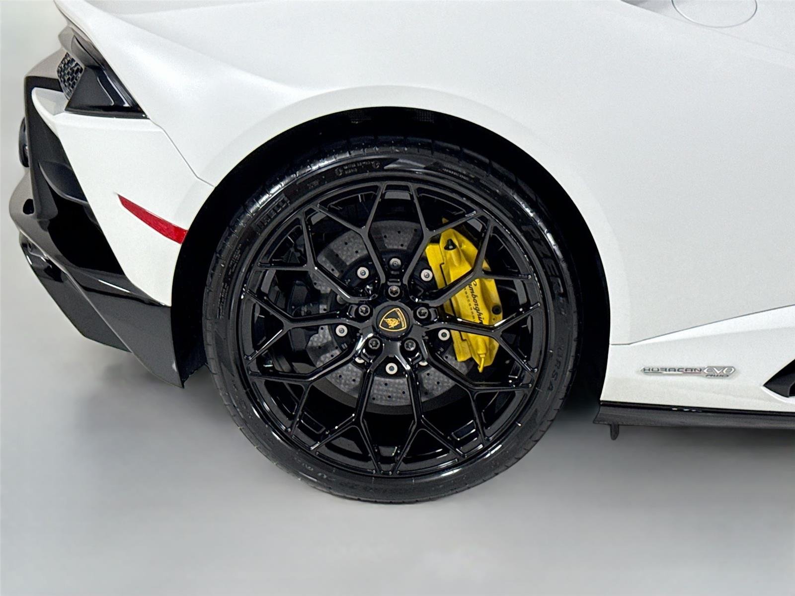 Used 2022 Bianco Canopus Lamborghini  image 40