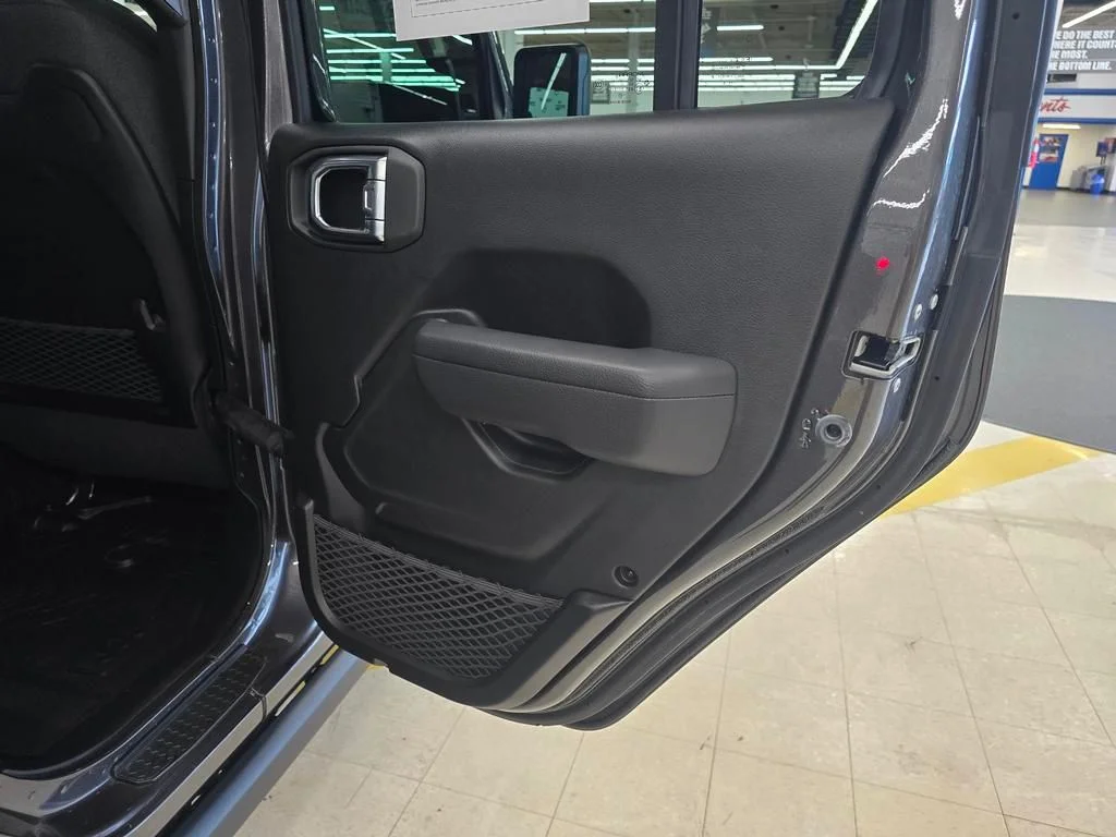 Used 2025 Granite Crystal Clearcoat Metallic Jeep Rubicon image 18