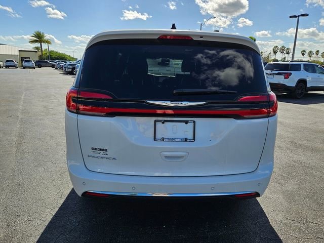 New 2025 Bright White Clear-Coat Exterior Paint Chrysler Select image 10