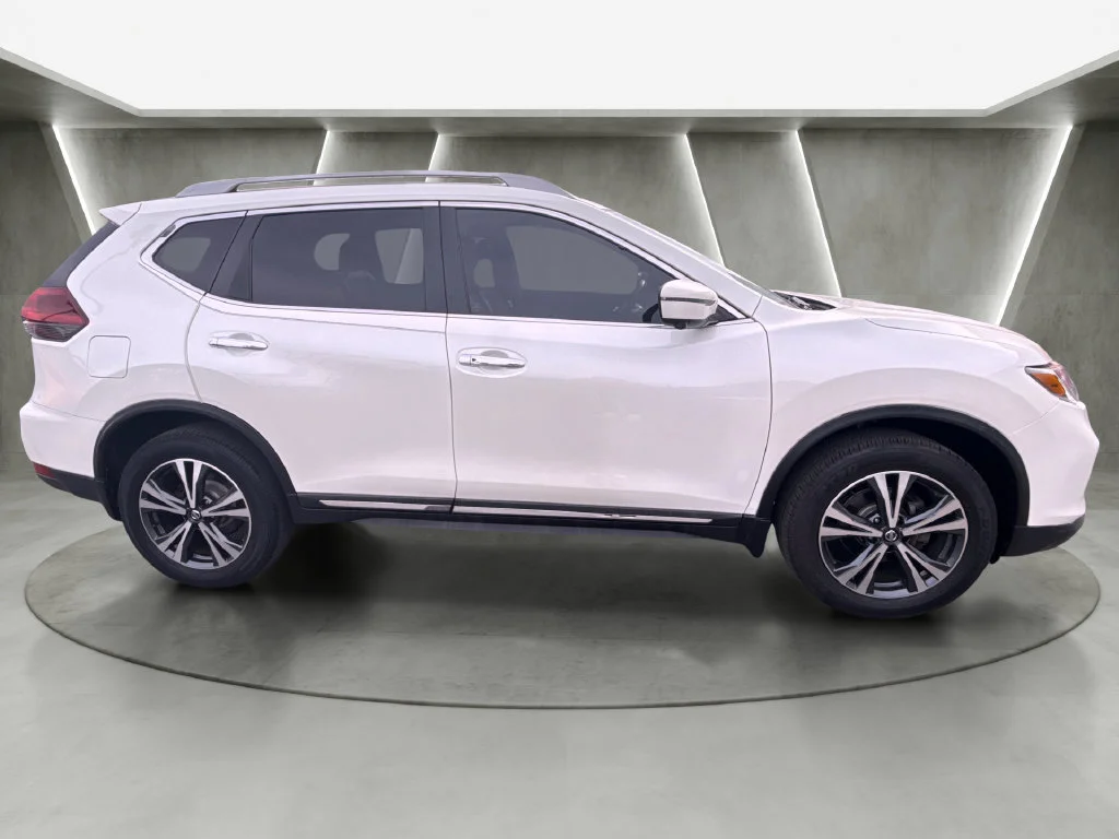 Used 2018 White Nissan SL image 2