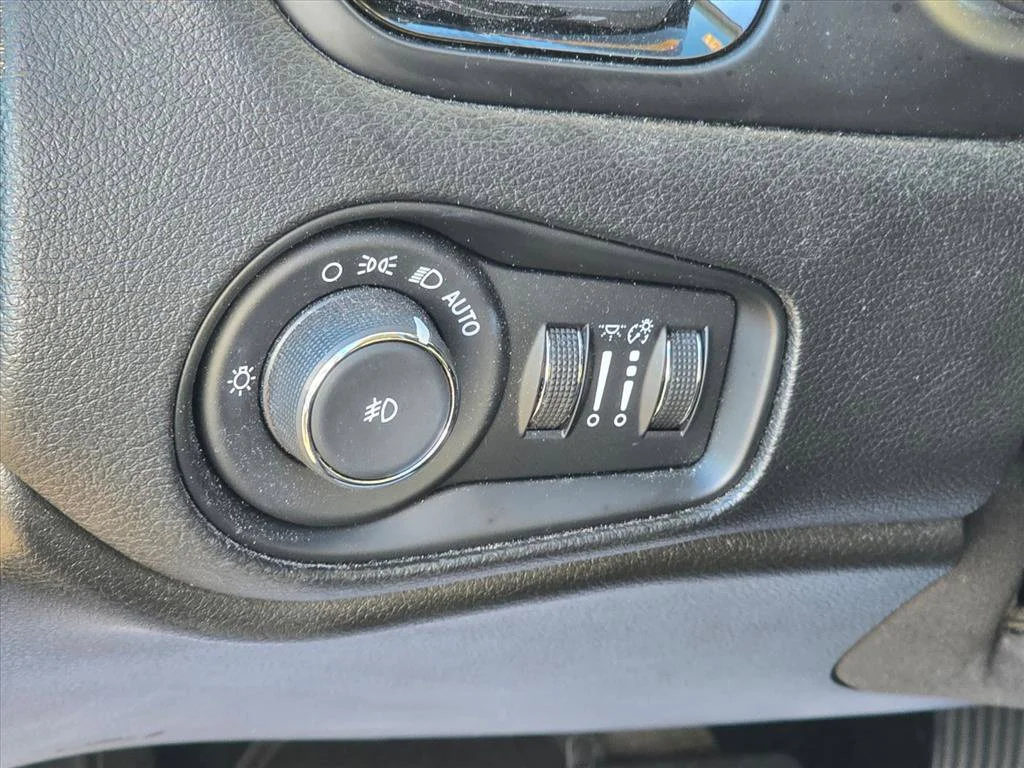 Used 2017 Black Jeep Latitude image 8