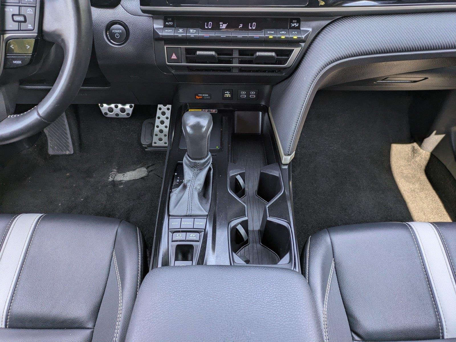 Used 2025  Toyota SE image 18