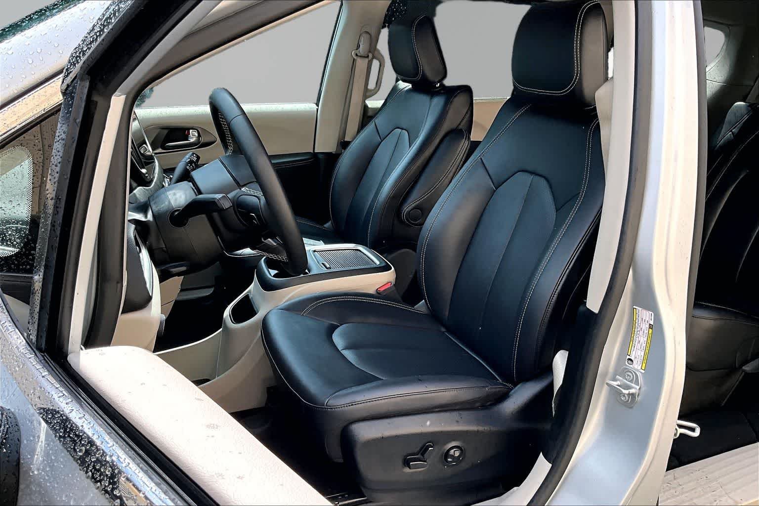 Used 2024 Silver Mist Clearcoat Chrysler Touring L image 8