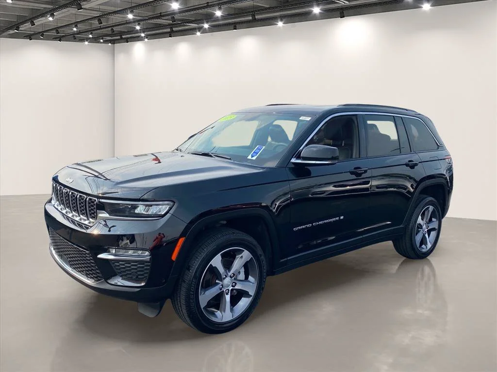 Used 2025 Diamond Black Crystal Pearlcoat Jeep Limited image 3