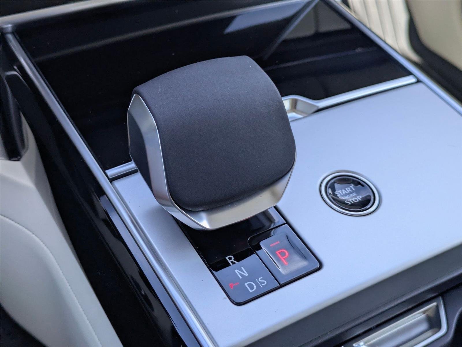 New 2026 Fuji White LAND ROVER SE 7 Seats image 23