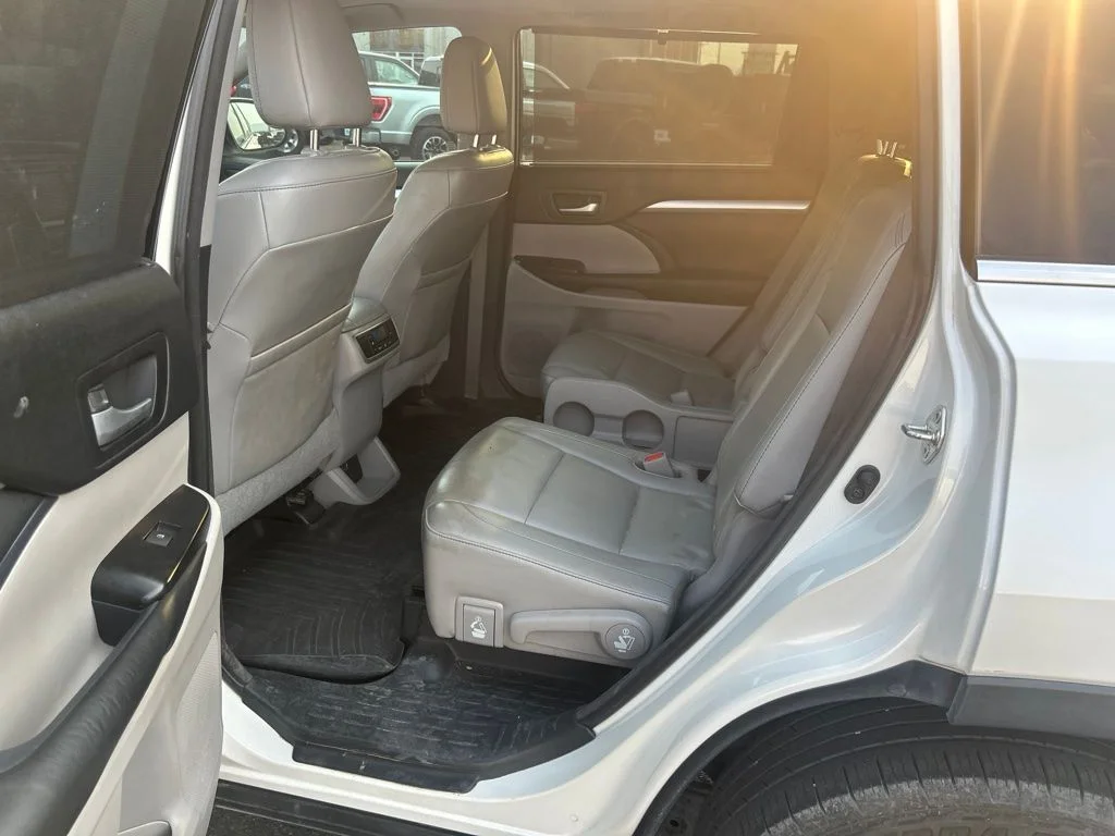 Used 2015 Blizzard Pearl Toyota XLE V6 image 15