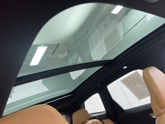 Used 2022 White Volvo B5 Inscription image 25